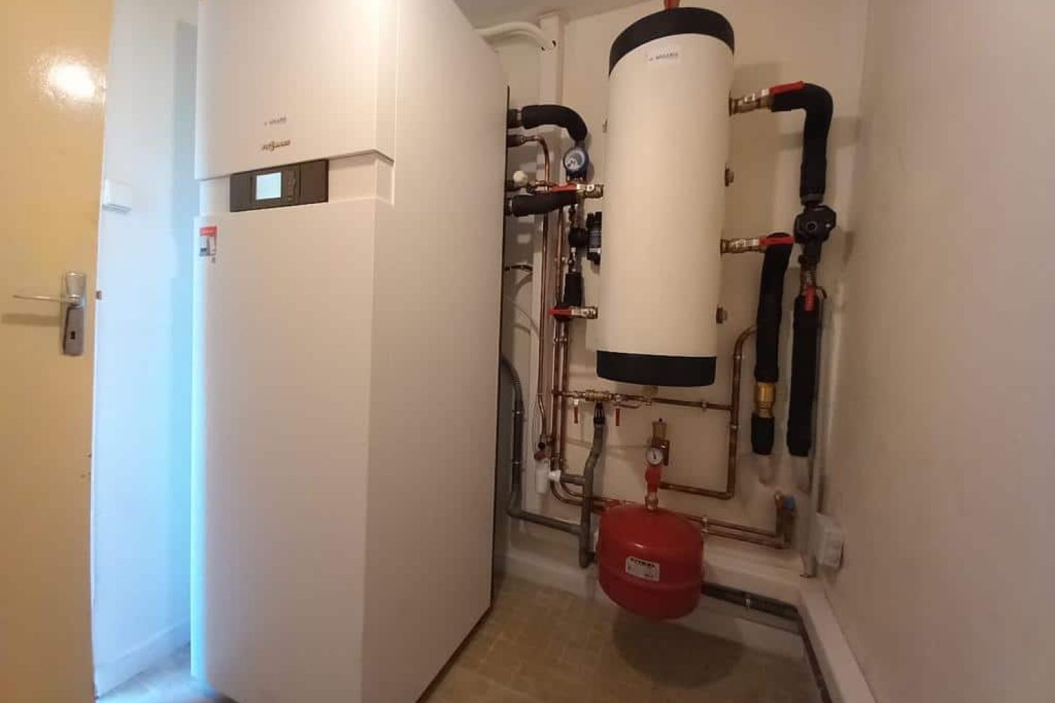 pose d'une pompe à chaleur air-eau viessmann vitocal 111s aux Cabannes en Ariège