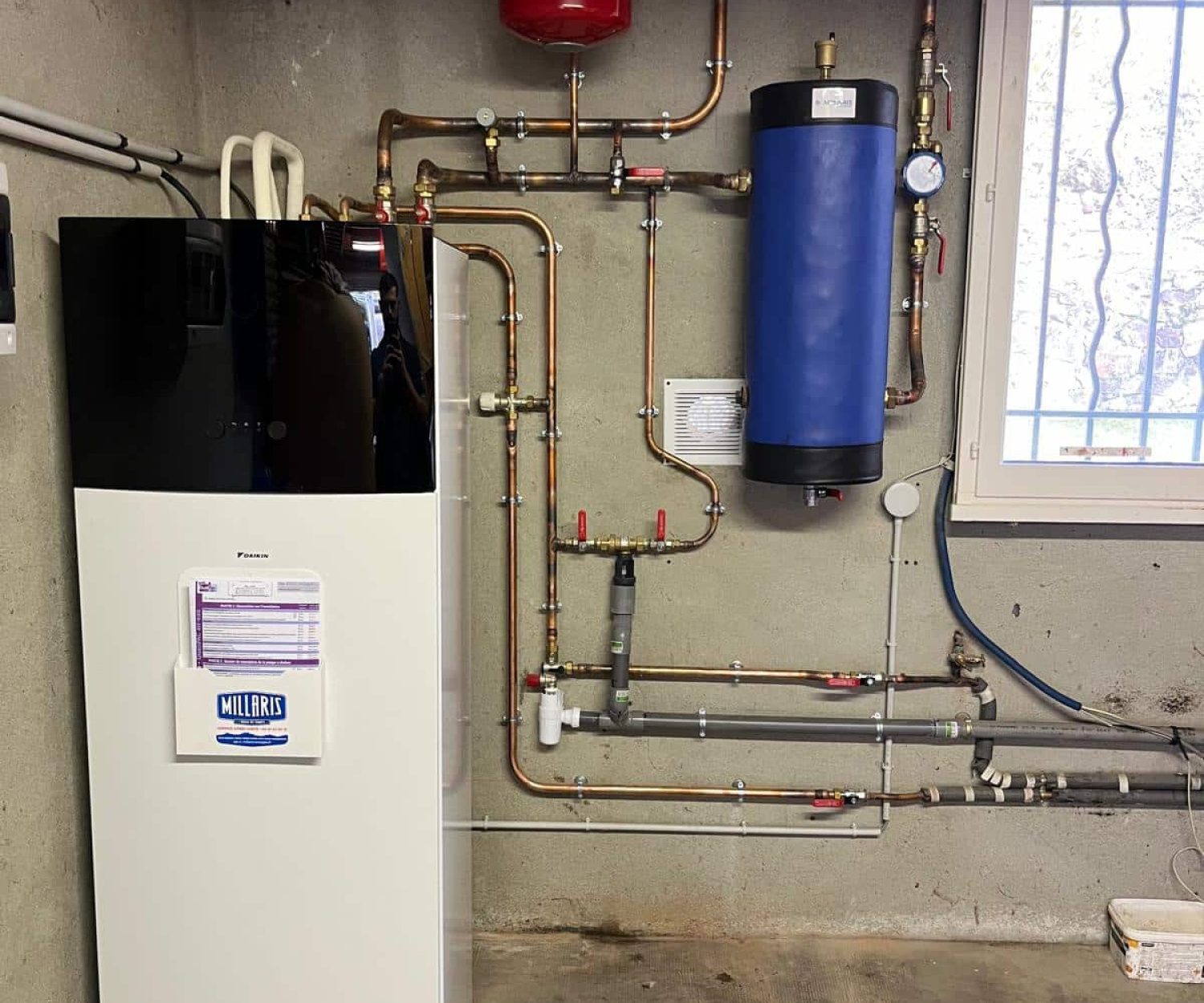 installation d'une pompe à chaleur pour chauffer de l'eau daikin altherma